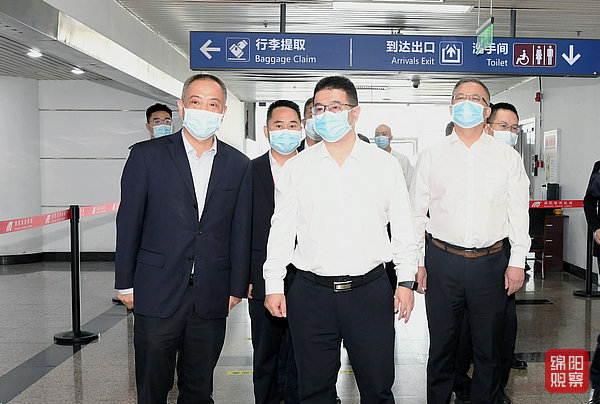 2022年9月28日，李云檢查節(jié)前安全生產(chǎn)、疫情防控、市場供應(yīng)(機(jī)場)5  張莉 攝.jpg