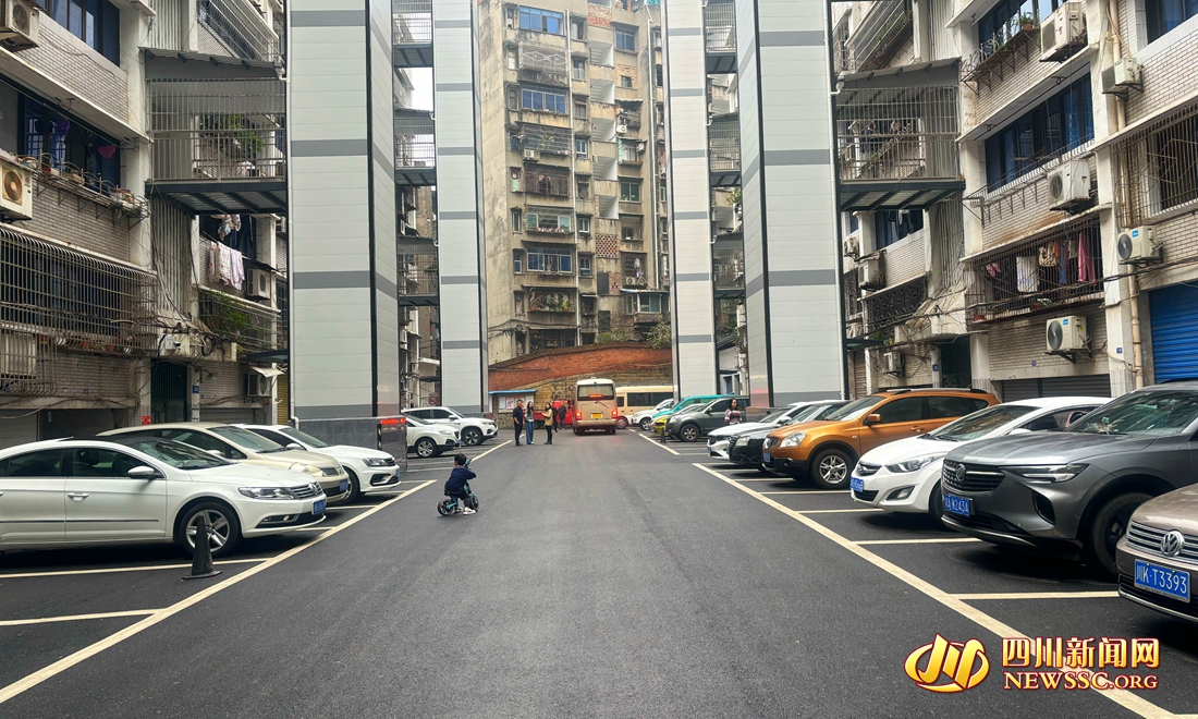 電業(yè)小區(qū)整齊的停車場、加裝了新電梯.jpg