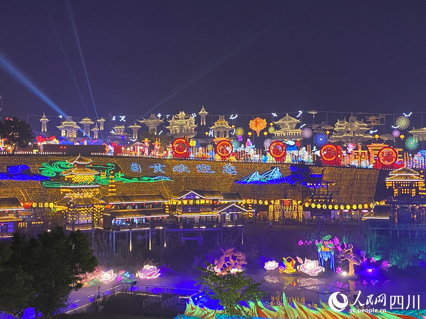 第30屆自貢國際恐龍燈會(huì)現(xiàn)場(chǎng)。人民網(wǎng) 王凡攝