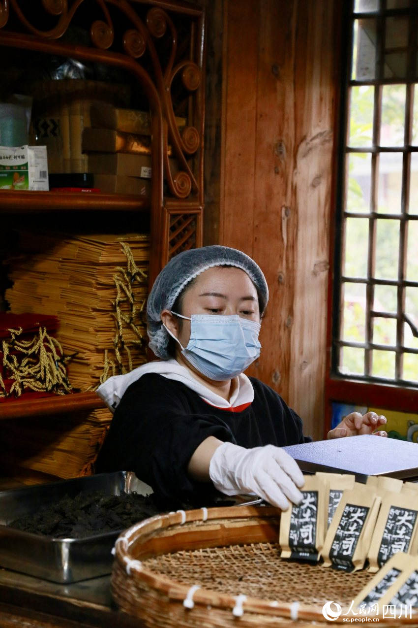 “茶祥子”制茶坊員工正在包裝茶葉。人民網(wǎng)記者 朱虹攝